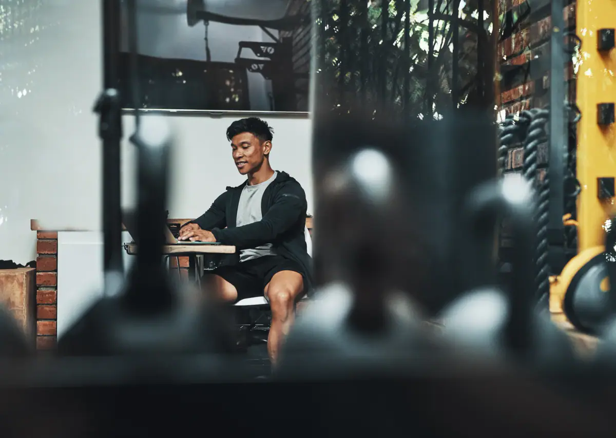 A gym that appears to be running well, a picture of the admin hours a solo trainer budgets to keep things on track
