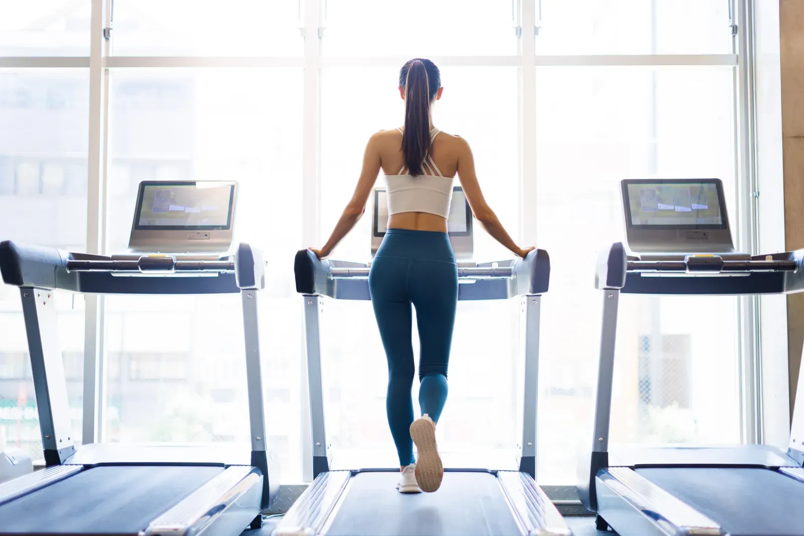 Beginner walking on a treadmill during a run walk interval workout