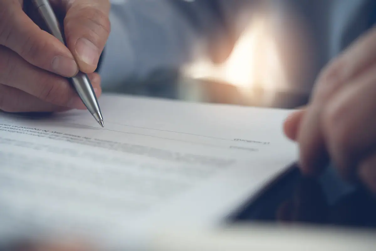 Signing a contract, the step to review in a gym trainer contract before you quit