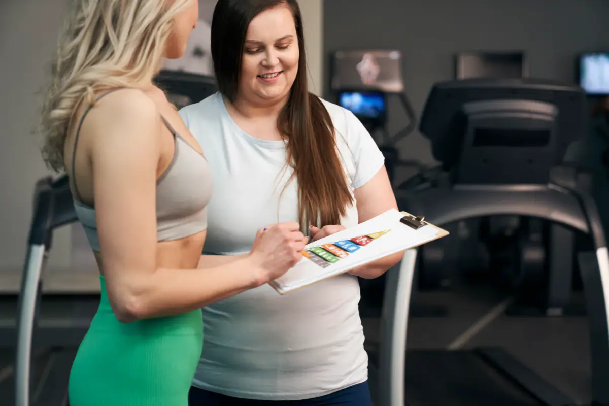 Coach showing the rule of a healthy diet, a service that trainers offering nutrition coaching need insurance for