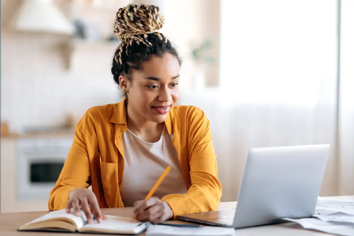Student with afro dreadlocks studying remotely, a picture of the research behind setting referral fees between trainers