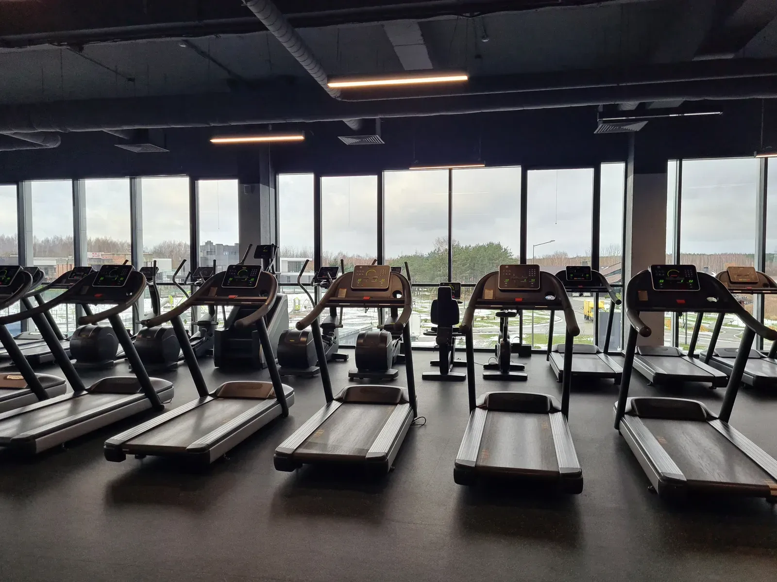 Modern gym space standing empty before a booking